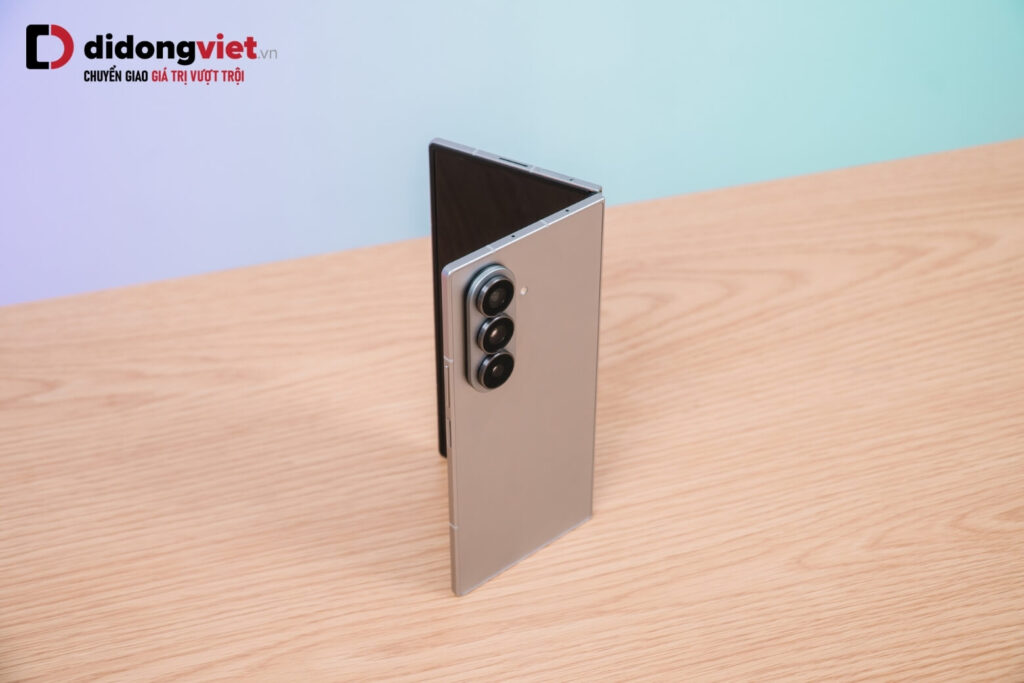 So sánh Samsung Z Fold8 Wide và Z Fold7: Nên chọn máy nào? 24 Galaxy Z Fold7 nổi bật với hệ thống ba camera 200MP tích hợp zoom quang học 3x, mang đến khả năng chụp ảnh