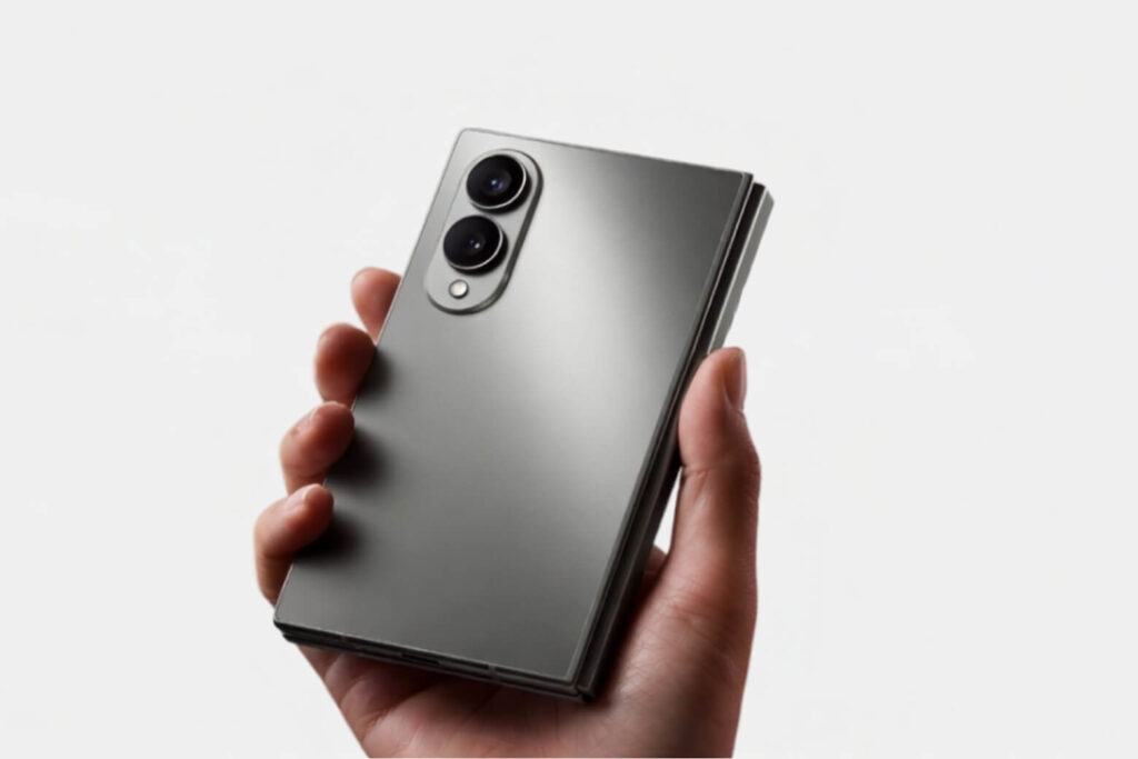 So sánh Samsung Z Fold8 Wide và Z Fold7: Nên chọn máy nào? 25 Galaxy Z Fold8 Wide ưu tiên cụm camera kép tối giản, mang đến thiết kế nhẹ gọn và trải nghiệm chụp ảnh thuận tiện cho nhu cầu hằng ngày.