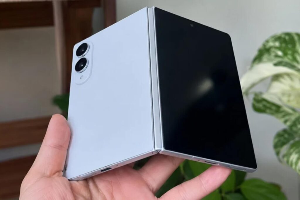 So sánh Samsung Z Fold8 Wide và Z Fold7: Nên chọn máy nào? 16 Galaxy Z Fold8 Wide với trọng lượng chỉ 201g mang đến trải nghiệm cầm nắm nhẹ nhàng và thoải mái hơn