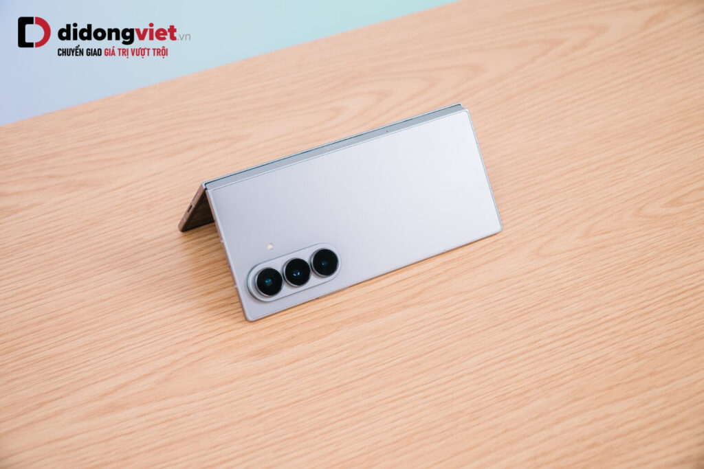 So sánh Samsung Z Fold8 Wide và Z Fold7: Nên chọn máy nào? 17 Z Fold7 vẫn mang đến trải nghiệm màn hình gập cao cấp, với nếp gấp được tối ưu để hỗ trợ thao tác và hiển thị nội dung mượt mà hơn.