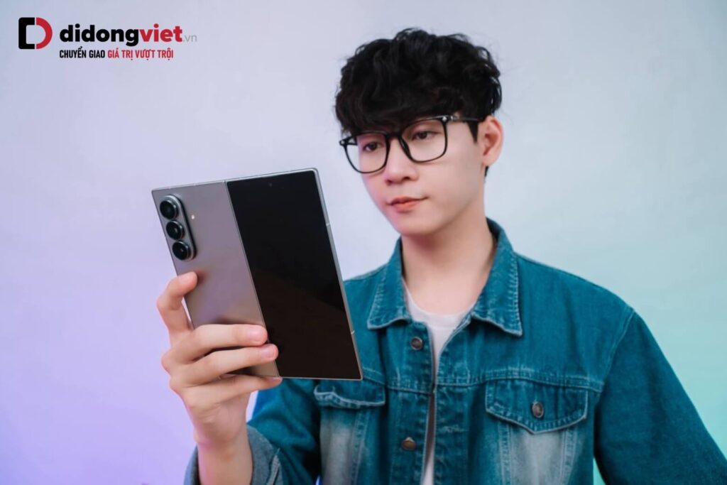 So sánh Samsung Z Fold8 Wide và Z Fold7: Nên chọn máy nào? 19 Galaxy Z Fold7 tiếp tục nổi bật với thiết kế cao, thanh mảnh và không gian màn hình dọc rộng rãi