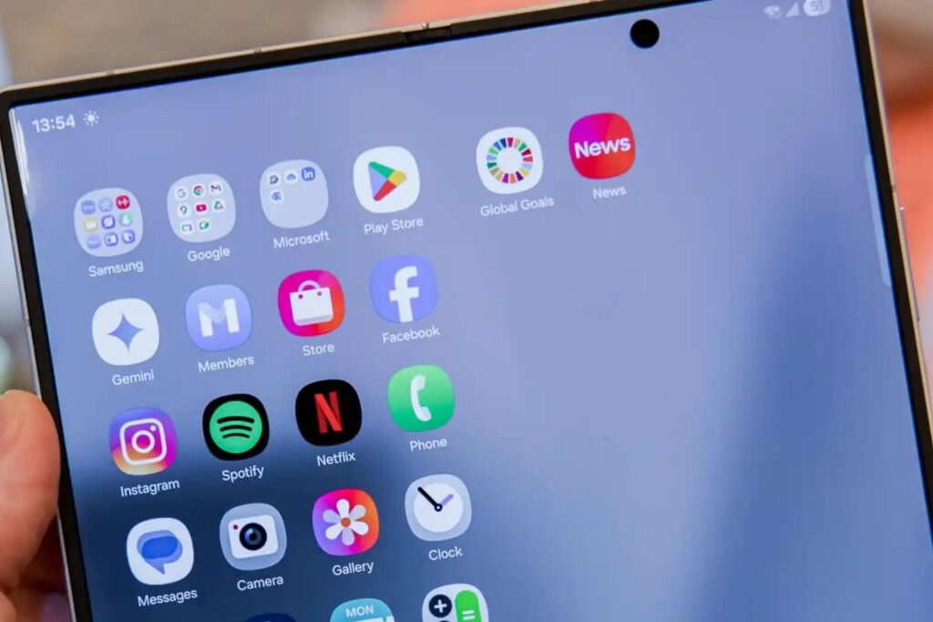 So sánh Samsung Z Fold8 Wide và Z Fold7: Nên chọn máy nào? 20 Galaxy Z Fold8 Wide với màn hình tỷ lệ 4:3 mang đến không gian hiển thị rộng rãi và tối ưu hơn cho nhập liệu, đọc nội dung và đa nhiệm.