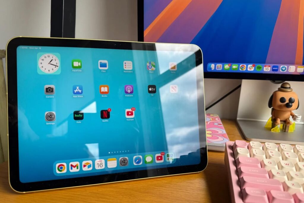 So sánh Xiaomi Pad 7 Pro và iPad A16 dành cho học sinh và nhân viên văn phòng 13 iPad A16 mang lại trải nghiệm đọc tài liệu tối ưu với tỷ lệ màn hình 4:3 chuẩn mực và thiết kế cầm nắm thoải mái.