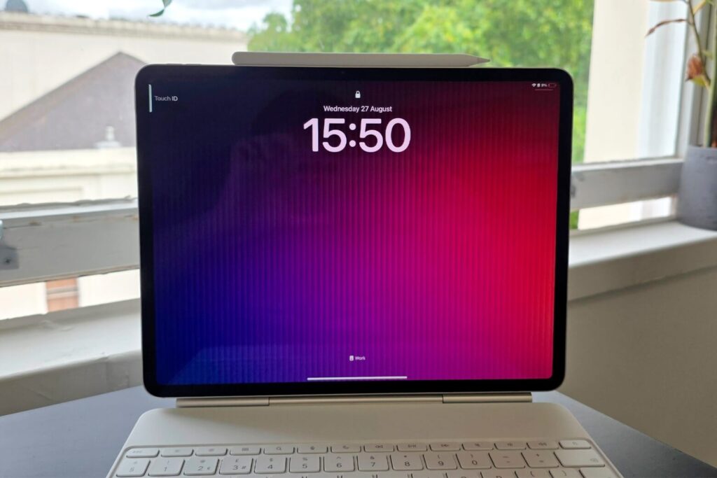 So sánh Xiaomi Pad 7 Pro và iPad A16 dành cho học sinh và nhân viên văn phòng 14 Màn hình Liquid Retina của iPad A16 mang lại trải nghiệm hiển thị ổn định, dễ chịu cho mắt và tối ưu cho việc đọc tài liệu lâu dài.