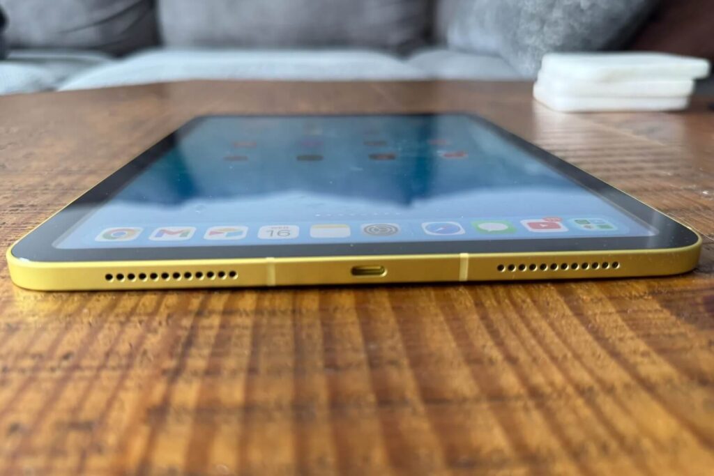 So sánh Xiaomi Pad 7 Pro và iPad A16 dành cho học sinh và nhân viên văn phòng 18 iPad A16 đáp ứng tốt nhu cầu sử dụng cơ bản với pin ổn định và cổng USB-C tiện lợi.