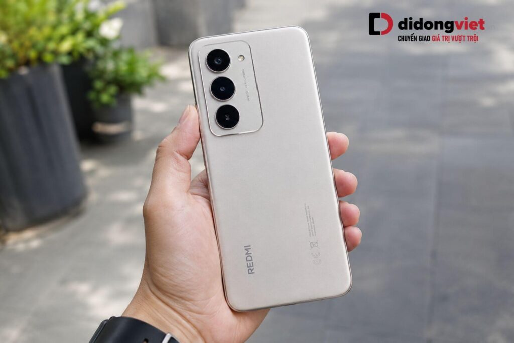 Đánh giá thiết kế và trải nghiệm cầm nắm thực tế REDMI 17 5G 6 Cảm giác cầm nắm thực tế REDMI 17 5G với mặt lưng nhám mờ và cụm camera phẳng