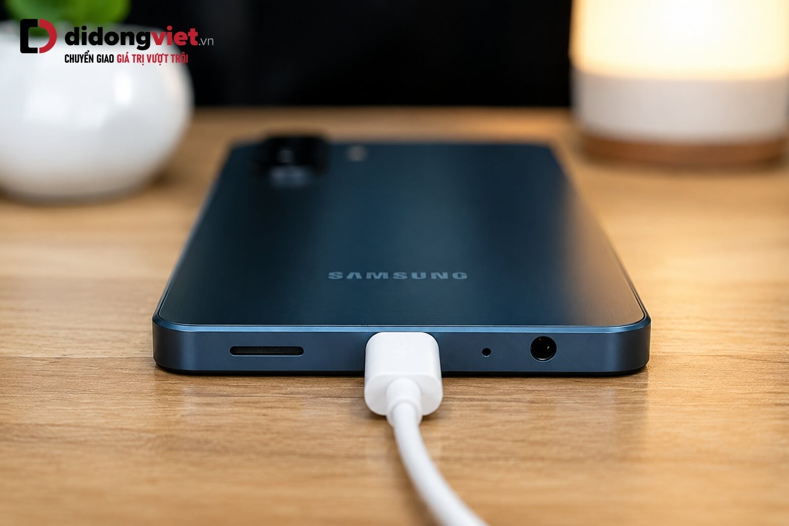 Trải nghiệm trên tay Samsung Galaxy A07 5G về thiết kế và trải nghiệm thực tế 12 Trên tay Samsung Galaxy A07 5G sạc nhanh 25W