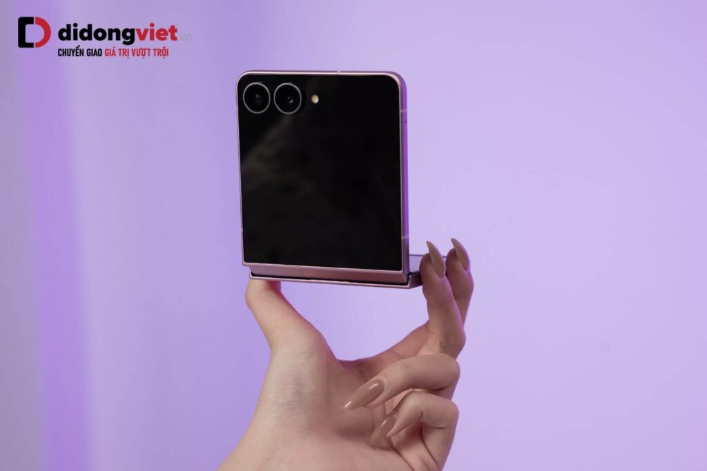 Đánh giá trên tay Samsung Z Flip8 với màn hình 4.1 inch siêu mỏng 6.1mm và giải pháp lên đời tại Di Động Việt 6 Galaxy Z Flip8 ghi điểm với thiết kế gọn nhẹ 180g và 4 tùy chọn màu sắc thời trang.