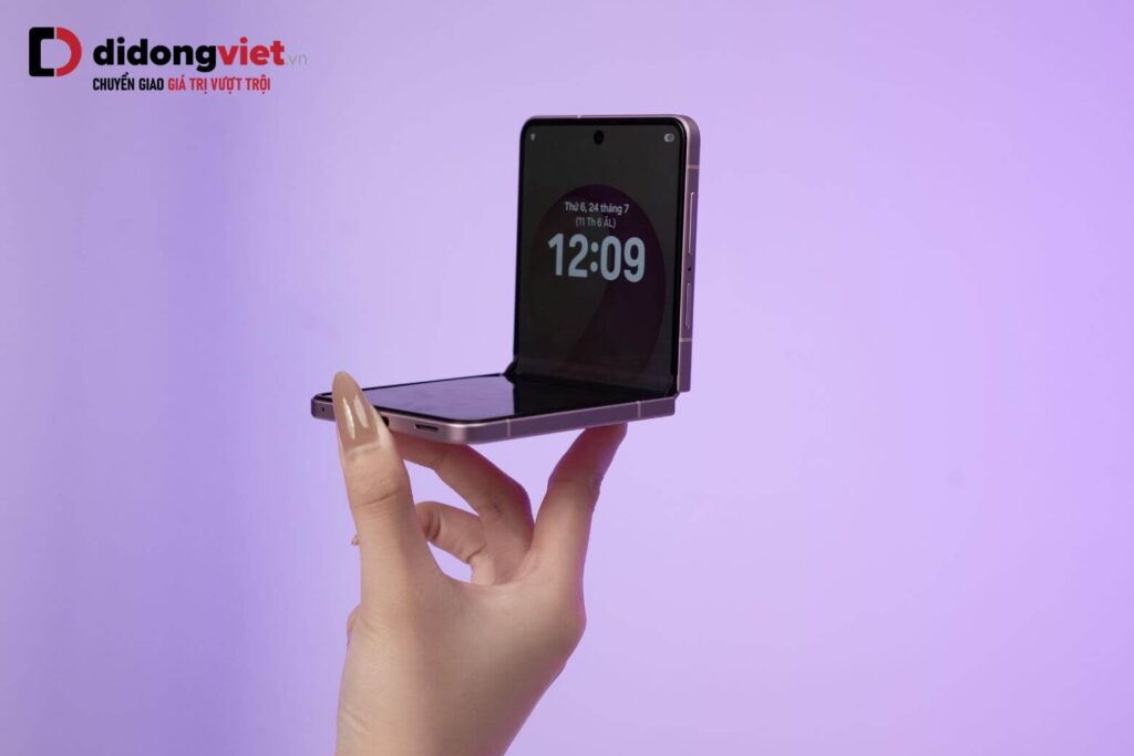 Đánh giá trên tay Samsung Z Flip8 với màn hình 4.1 inch siêu mỏng 6.1mm và giải pháp lên đời tại Di Động Việt 7 Bản lề Flex mới mang lại trải nghiệm gập mở chắc chắn và nếp gấp được cải thiện trên Galaxy Z Flip8.