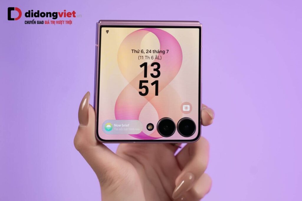 Đánh giá trên tay Samsung Z Flip8 với màn hình 4.1 inch siêu mỏng 6.1mm và giải pháp lên đời tại Di Động Việt 8 FlexWindow 4.1 inch mở rộng trải nghiệm, xử lý nhanh tác vụ mà không cần mở máy.