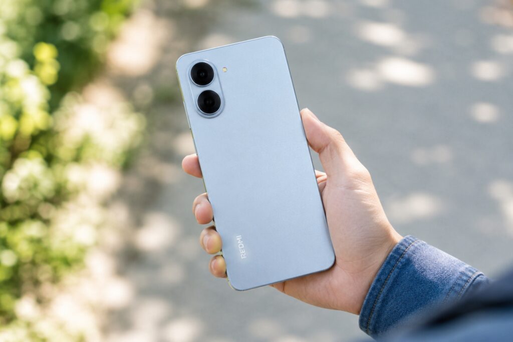 Trên tay Xiaomi Redmi A7 với màn hình lớn, pin bền bỉ và đánh giá thực tế 6 Trên tay Xiaomi Redmi A7 với mặt lưng nhựa nhám chống bám dấu vân tay