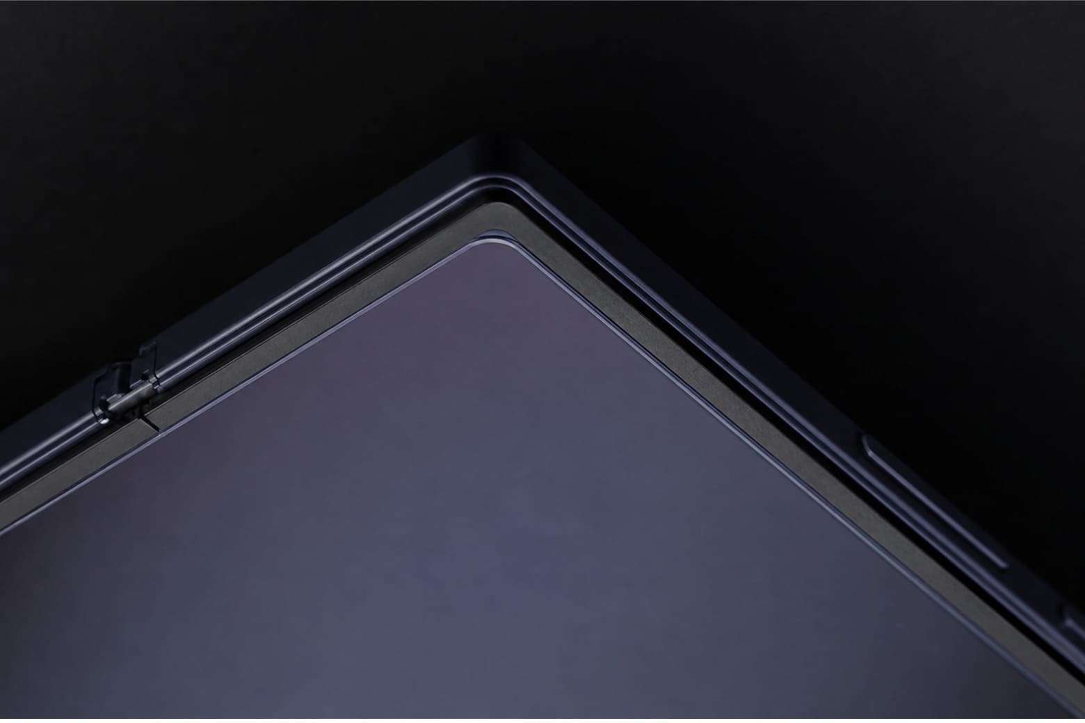 Cách bảo vệ màn hình Galaxy Z Fold8 series với 3 tầng chống rủi ro từ hãng 4 Cận cảnh lớp dán màn hình Z Fold8 gốc sát viền bezels giúp bảo vệ Ultra Thin Glass