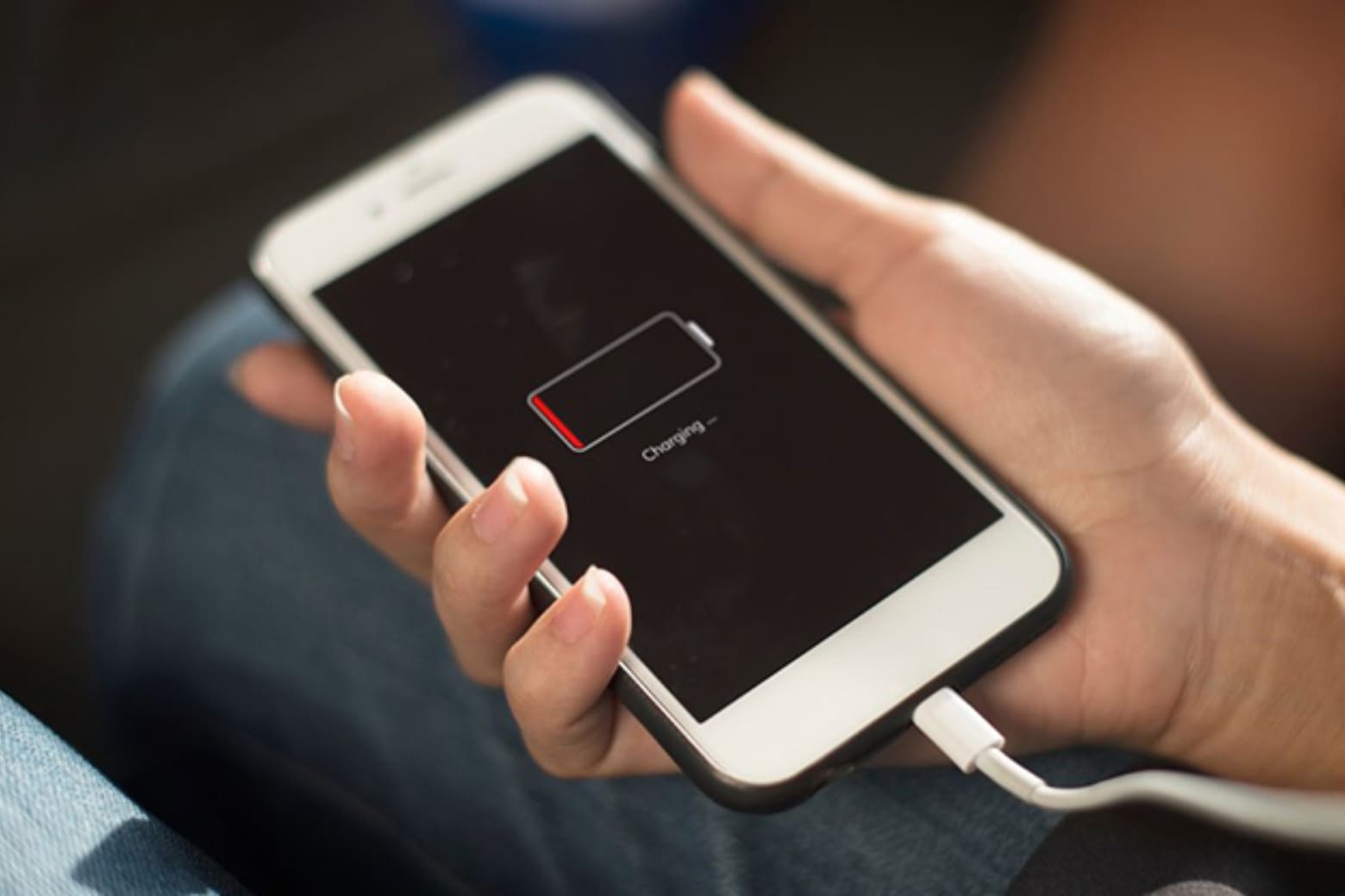 Cách mở nguồn iPhone mọi dòng nhanh, đúng chuẩn Apple 2026 20 Khi nút nguồn bị liệt, hãy thử kết nối bộ sạc và kiểm tra phần cứng nếu iPhone vẫn không khởi động