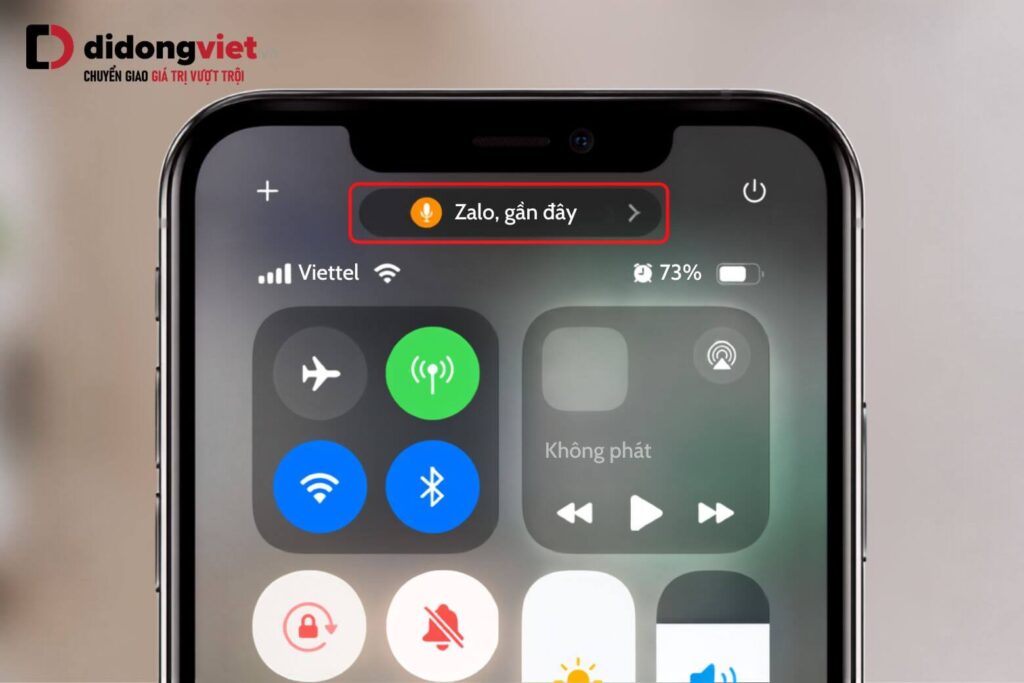 Cách nhận biết và xử lý các loại chấm tròn trên màn hình iPhone 11 Vuốt mở Trung tâm điều khiển để kiểm tra ứng dụng đang dùng micro hoặc camera trên iPhone