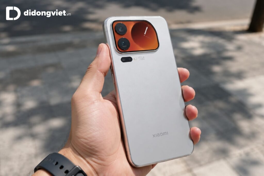 Có nên mua REDMI Note 17 Pro Max 5G? Đánh giá thông số trước ngày ra mắt chính thức 7 Nam giới cầm điện thoại chắc chắn bằng một tay ngoài trời