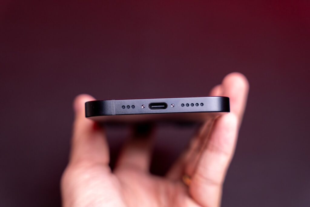 So sánh OPPO Reno16 F và iPhone 17e: Chọn máy nhiều trải nghiệm hay sự ổn định lâu dài? 11 so sanh oppo reno 16 f va iphone 17e cam giac cam nam nhe nhang didongviet