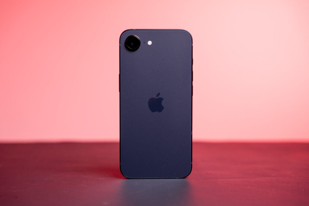 So sánh OPPO Reno16 F và iPhone 17e: Chọn máy nhiều trải nghiệm hay sự ổn định lâu dài? 9 so sanh oppo reno 16 f va iphone 17e chon iphone 17e neu ban can giu gia didongviet 1