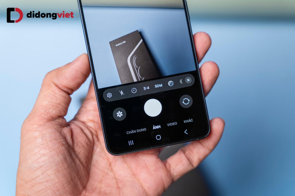 So sánh Samsung Galaxy S26 FE và Galaxy S26 trong ngân sách từ 15 đến 20 triệu 14 Galaxy S26 nổi bật với camera tele 10MP zoom 3x và selfie 12MP tự động lấy nét, cho ảnh chi tiết hơn.