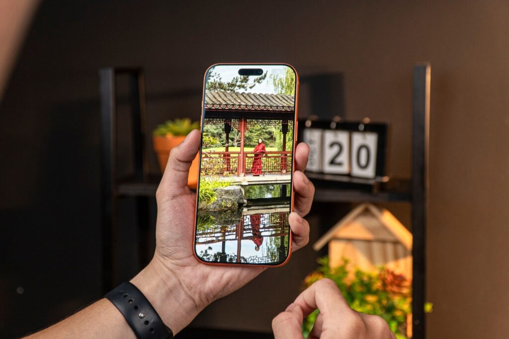 So sánh Samsung Galaxy Z Fold8 và iPhone 17 Pro Max: Chọn trải nghiệm gập hay thói quen cũ 8 So sánh Samsung Galaxy Z Fold8 và iPhone 17 Pro Max