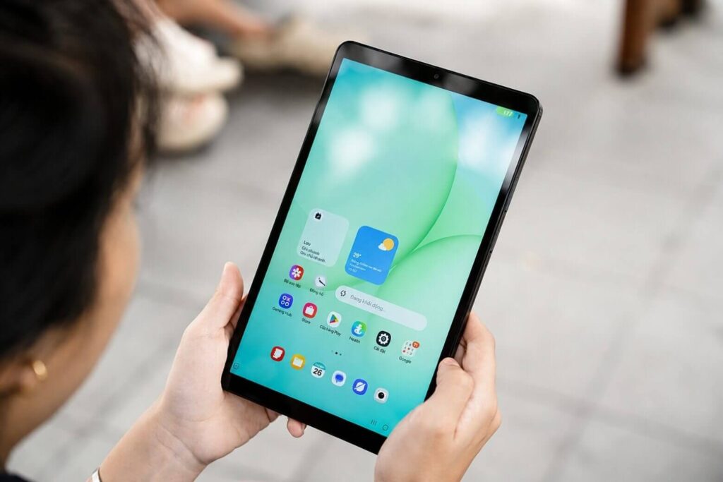 So sánh Samsung Tab A11 và Tab A11 LTE: Đâu là lựa chọn phù hợp cho bạn? 7 Màn hình TFT LCD WXGA+ rộng rãi, kết hợp tần số quét 90Hz cho thao tác mượt mà, phản hồi nhanh.