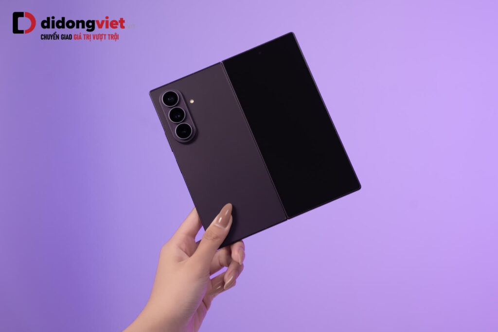 So sánh Samsung Z Fold8 Ultra và iPhone 17 Pro Max: Lựa chọn nào phù hợp với bạn? 10 Z Fold8 Ultra mỏng nhẹ vượt trội, mang đến trải nghiệm cầm nắm và sử dụng linh hoạt hơn iPhone 17 Pro Max.