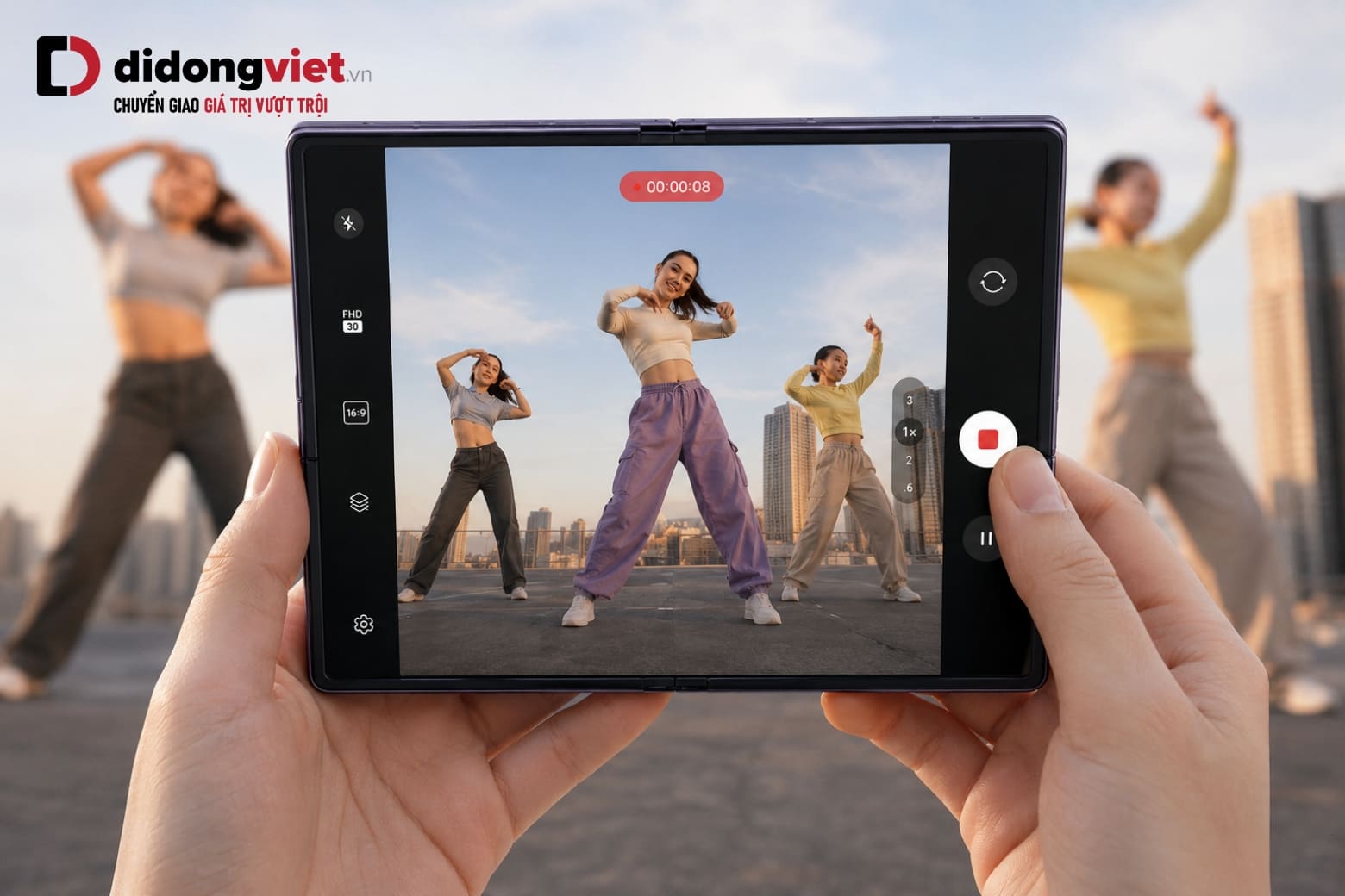 Tính năng My FanCam trên Galaxy Z Fold8 Series có gì nổi bật? 11 Quay rộng toàn cảnh để My FanCam có đủ dữ liệu nhận diện và theo dõi