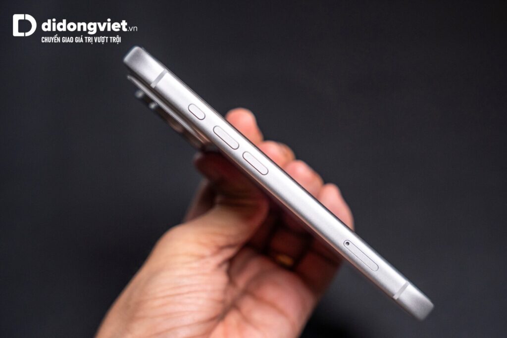 Trên tay iPhone 17 Pro: Cảm giác cầm nắm thực tế và bài toán lên đời 5 Trên tay iPhone 17 Pro