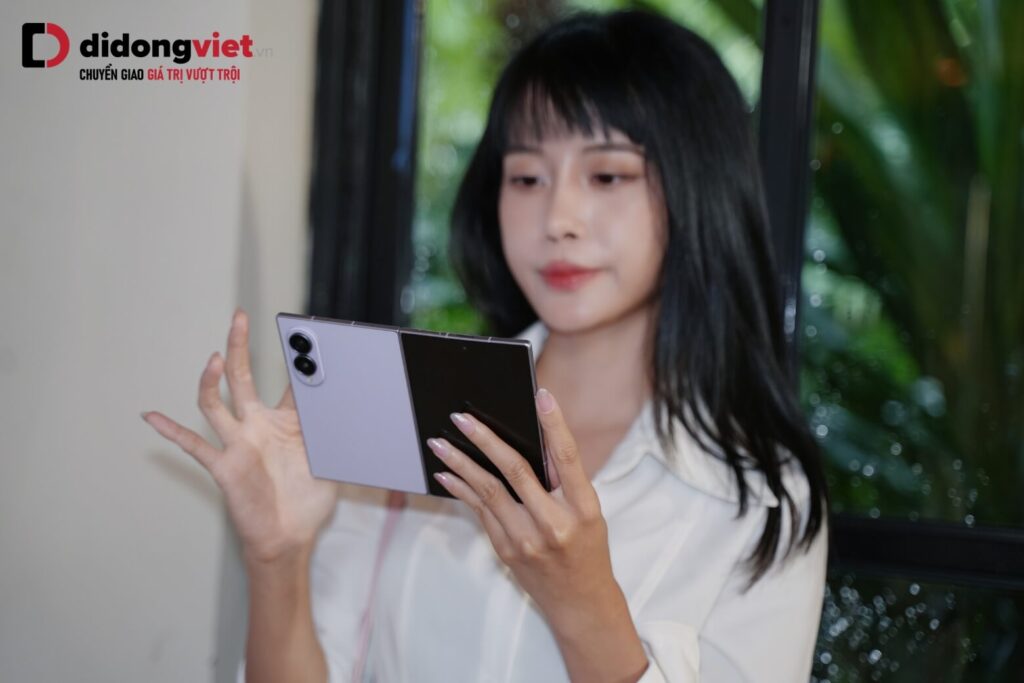 Trên tay Samsung Galaxy Z Fold8: Đánh giá thiết kế, nếp gấp và trải nghiệm thực tế 7 Khui hộp Galaxy Z Fold8 với thiết kế mỏng nhẹ và 4 tùy chọn màu sắc.