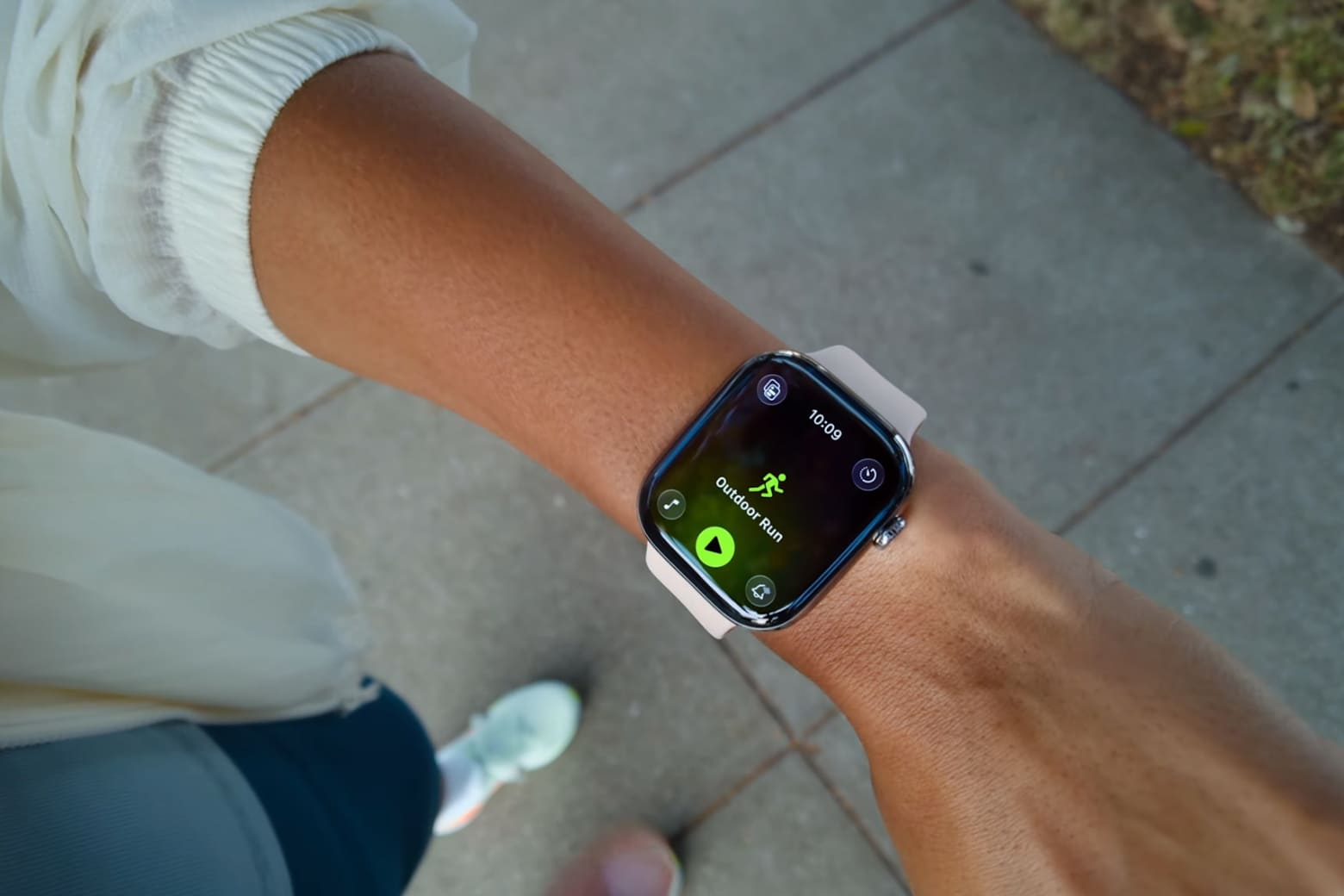 watchOS 26 có gì mới? Tính năng mới và Apple Watch hỗ trợ 12 Cử chỉ lắc cổ tay giúp thực hiện nhanh nhiều thao tác mà không cần chạm màn hình