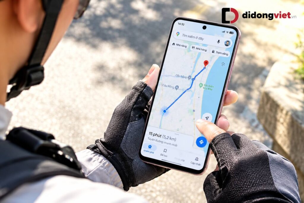 Đánh giá OPPO A6: Độ bền IP69, pin 7000mAh và thời gian sử dụng thực tế 7 Màn hình điện thoại OPPO A6 hiển thị rõ dưới trời nắng khi đeo găng tay