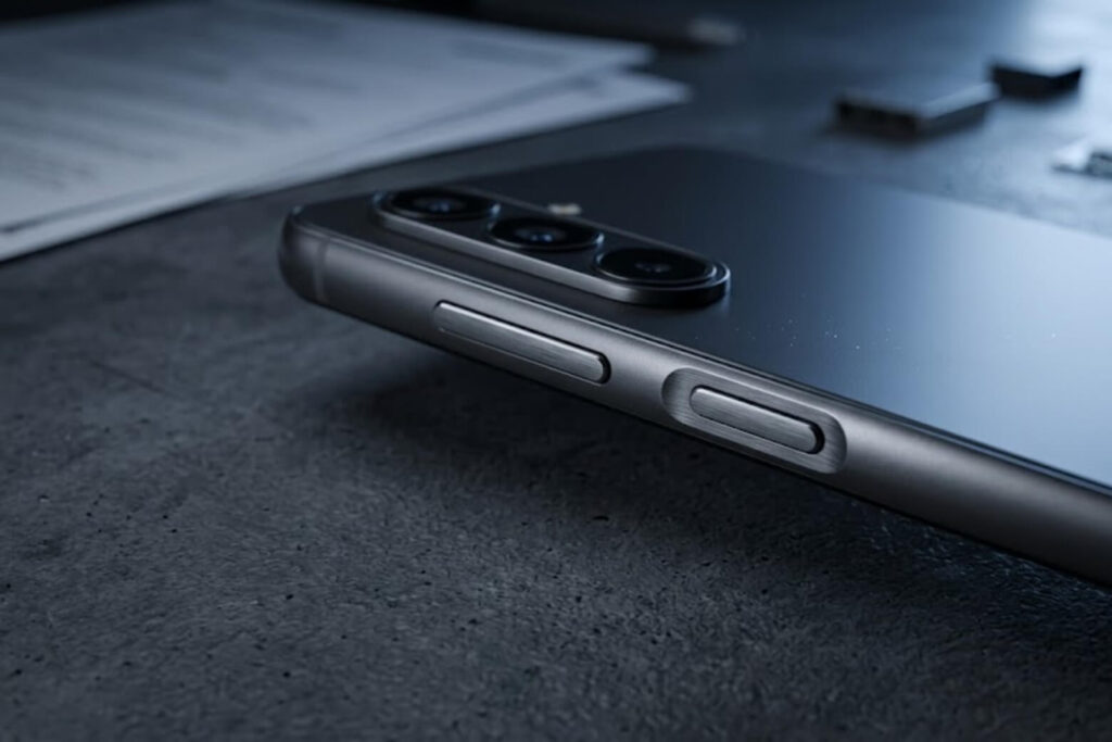 Đánh giá chi tiết Samsung Galaxy A18 cho nhu cầu sử dụng dài hạn 6 Thiết kế khung viền nổi Key Island và mặt lưng nhám trên điện thoại Samsung Galaxy A18