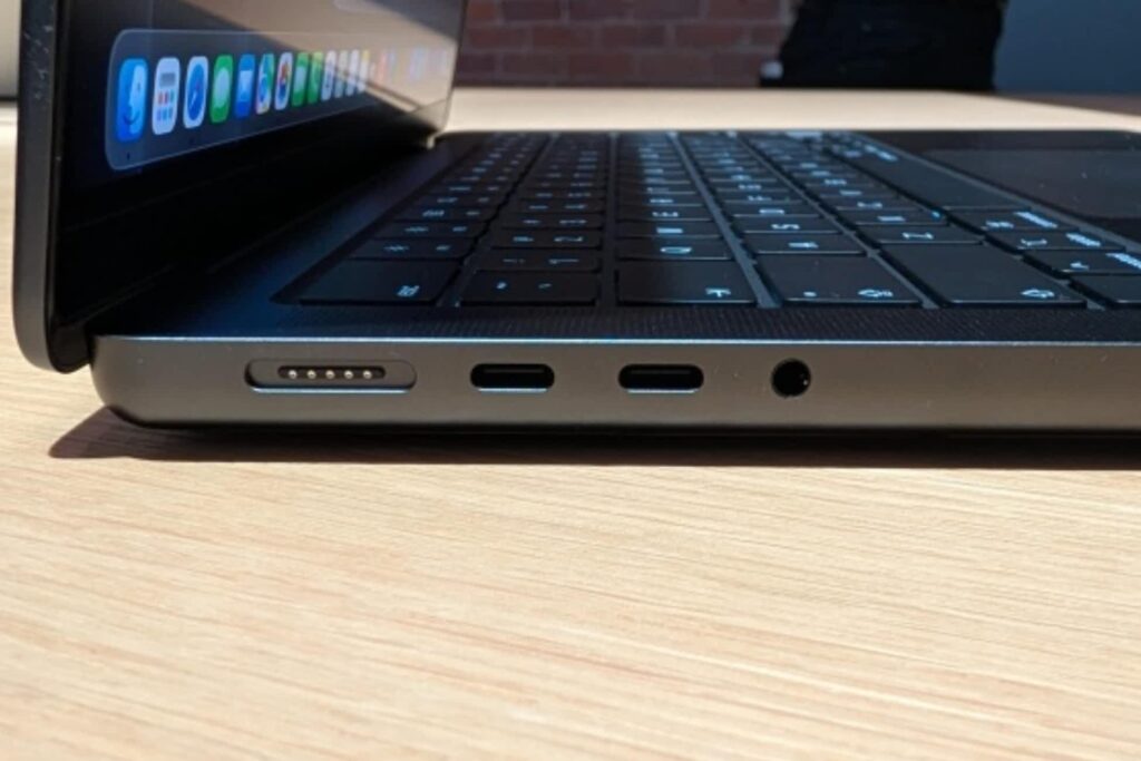 MacBook Pro M5 có phù hợp với nhà sáng tạo nội dung không? Ma trận chọn cấu hình và bài toán chi phí 8 MacBook Pro M5 có phù hợp với nhà sáng tạo nội dung không?