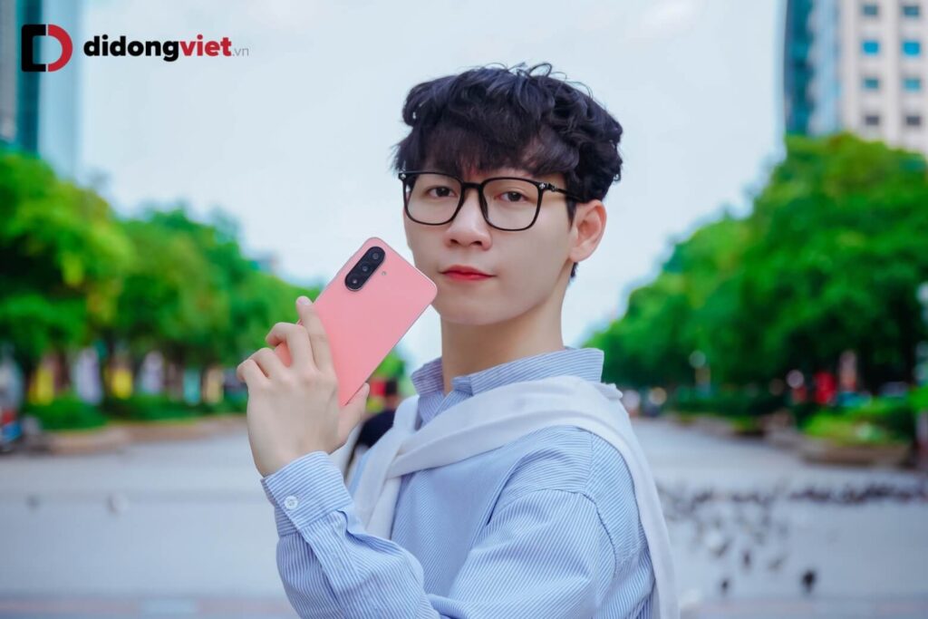 So sánh OPPO A6t Pro và Samsung Galaxy A26 5G chi tiết về thông số và trải nghiệm thực tế 11 Galaxy A26 5G nổi bật với thiết kế mỏng 7,7 mm, kính Victus+ và kiểu dáng gọn nhẹ.