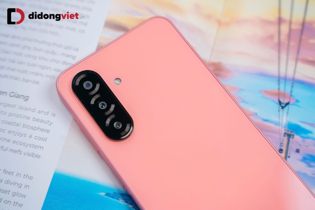 So sánh OPPO A6t Pro và Samsung Galaxy A26 5G chi tiết về thông số và trải nghiệm thực tế 17 Galaxy A26 5G nổi bật với camera 50MP hỗ trợ OIS, chụp thiếu sáng rõ nét