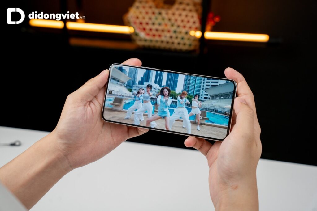 So sánh REDMI Note 17 Pro 5G và REDMI Note 15 Pro 5G: Có đáng lên đời? 16 REDMI Note 15 Pro 5G nổi bật với chip Dimensity cho sức mạnh xử lý tốt, phù hợp chơi game và tác vụ nặng.