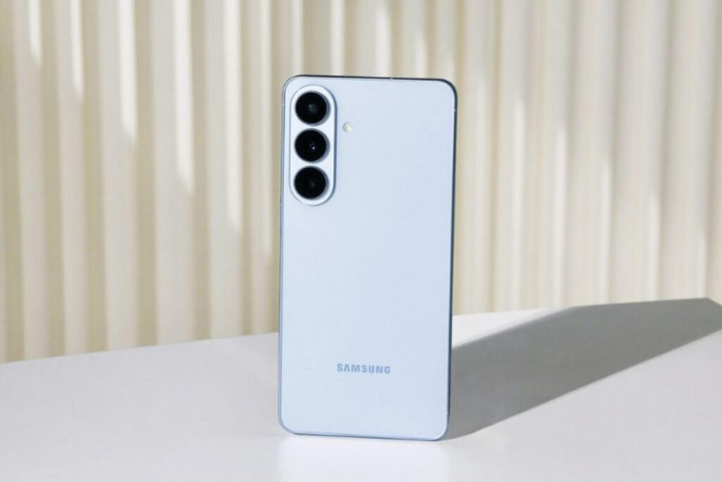 So sánh Samsung Galaxy S26 FE và Galaxy S26 Plus: Nên chọn phiên bản nào? 11 Galaxy S26 FE dễ tiếp cận hơn nhờ mức giá thấp và khoản bù khi thu cũ đổi mới hợp lý.