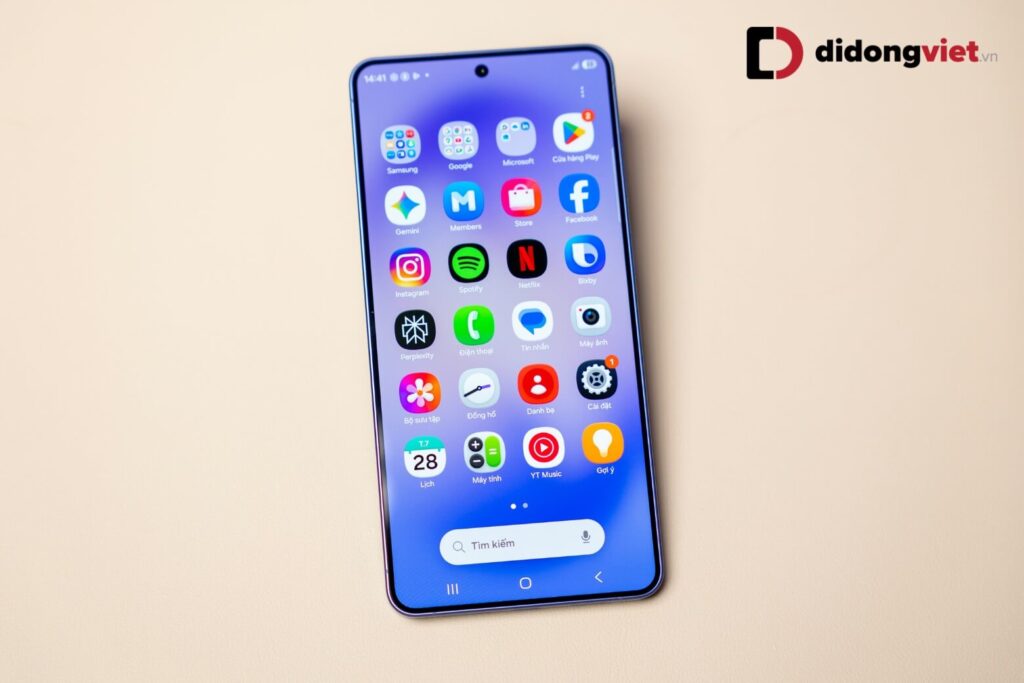 So sánh Samsung Galaxy S26 FE và Galaxy S26 Plus: Nên chọn phiên bản nào? 14 S26 Plus: USB 3.2 Gen 1, Wi-Fi 7, truyền tải nhanh hơn.