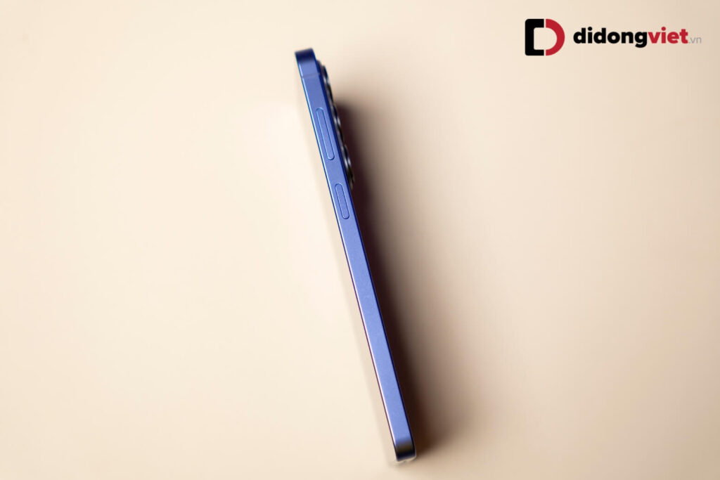 So sánh Samsung Galaxy S26 FE và Galaxy S26 Plus: Nên chọn phiên bản nào? 16 S26 Plus: S26 Plus nhẹ và mỏng hơn, cho cảm giác cầm nắm thoải mái.