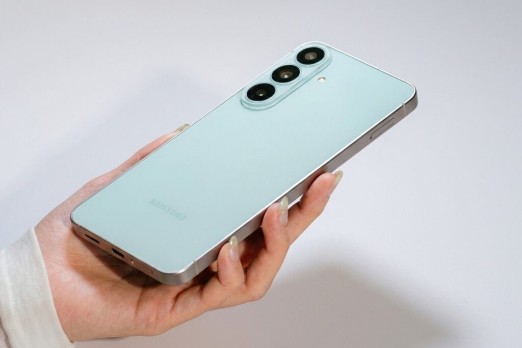 So sánh Samsung Galaxy S26 FE và Honor 600 Pro: Cân nhắc về trải nghiệm và giá trị lâu dài 9 so sanh samsung galaxy s26 fe va honor 600 pro trai nghiem cam nam nhe nhang didongviet