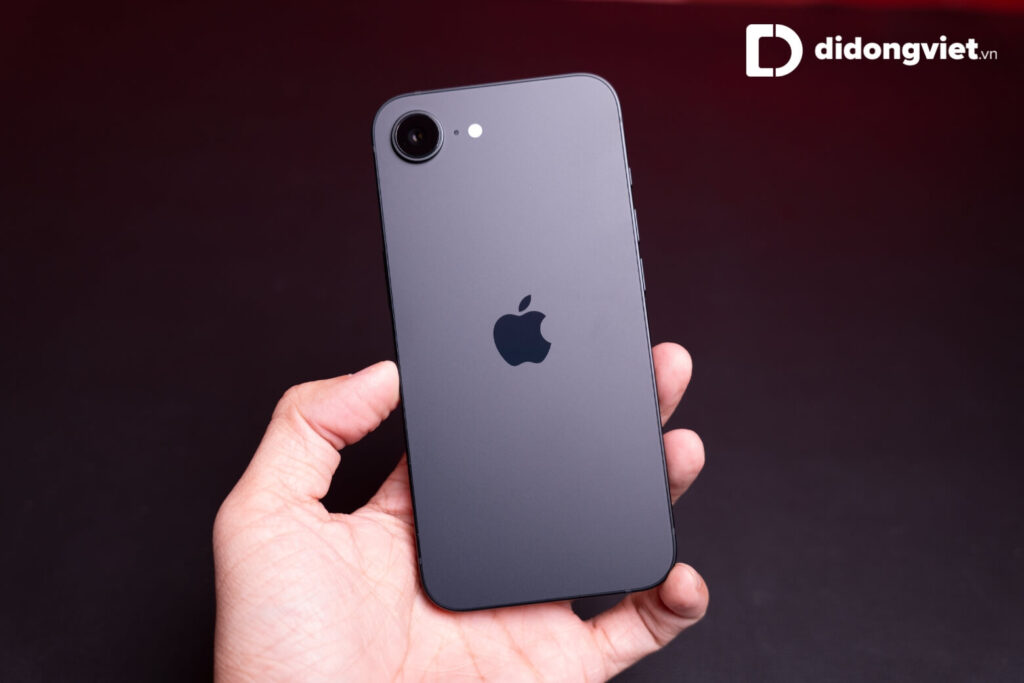 So sánh Xiaomi 17T và iPhone 17e về thông số kỹ thuật và trải nghiệm thực tế 16 iPhone 17e nổi bật với thiết kế nhỏ gọn, nhẹ và thuận tiện thao tác một tay.