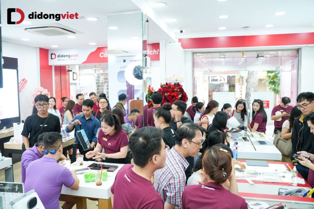 Khách hàng chọn phụ kiện TLC Trading phân phối trong ngày mở bán iPhone 18 Pro Series tại Di Động Việt 4 Khách hàng chọn phụ kiện TLC Trading phân phối trong ngày mở bán iPhone 18 Pro Series tại Di Động Việt