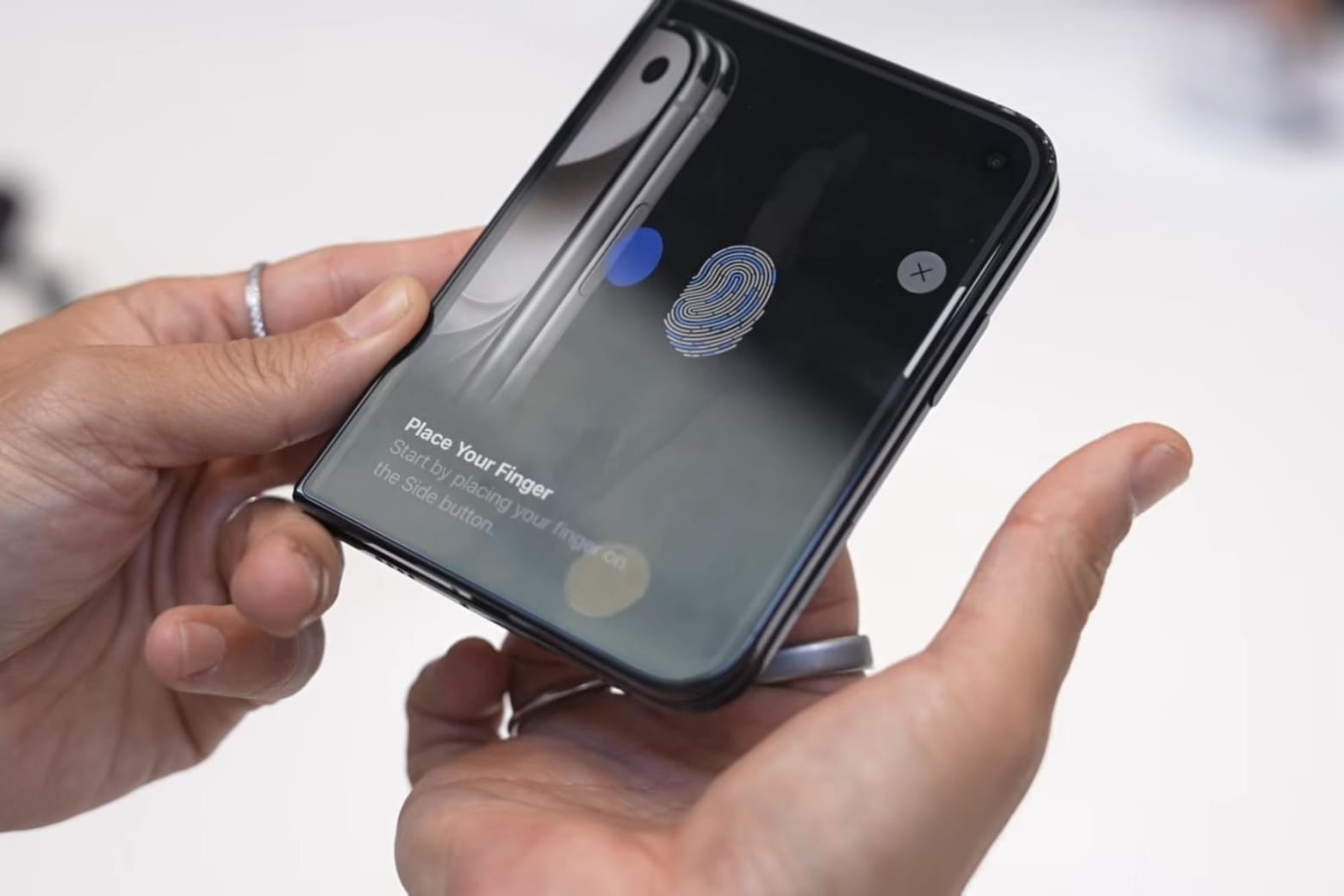 Touch ID trên iPhone Duo: Vị trí, cách dùng và điểm đặc biệt 12 Touch ID vẫn hoạt động thuận tiện ngay cả khi iPhone Duo gập