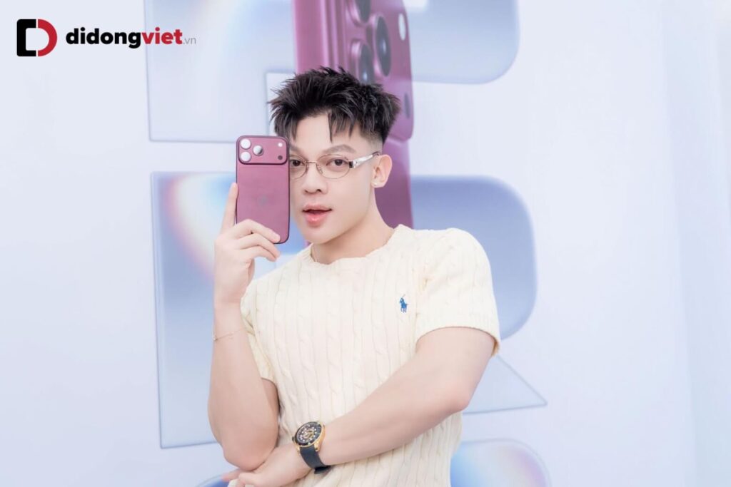 Trên tay iPhone 18 Pro Max: Thiết kế mới, camera khẩu độ biến thiên và cảm giác cầm thực tế 7 iPhone 18 Pro Max nổi bật với 4 màu Đỏ Burgundy, Glacier, Đen và Bạc cùng thiết kế đồng màu liền khối.