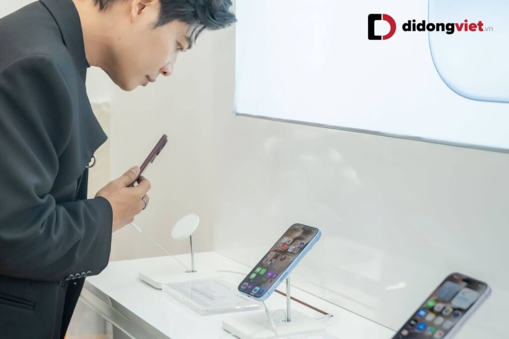 Trên tay iPhone 18 Pro Max: Thiết kế mới, camera khẩu độ biến thiên và cảm giác cầm thực tế 8 iPhone 18 Pro Max nổi bật với màn hình OLED 6,9 inch 120Hz, sáng 3.000 nit