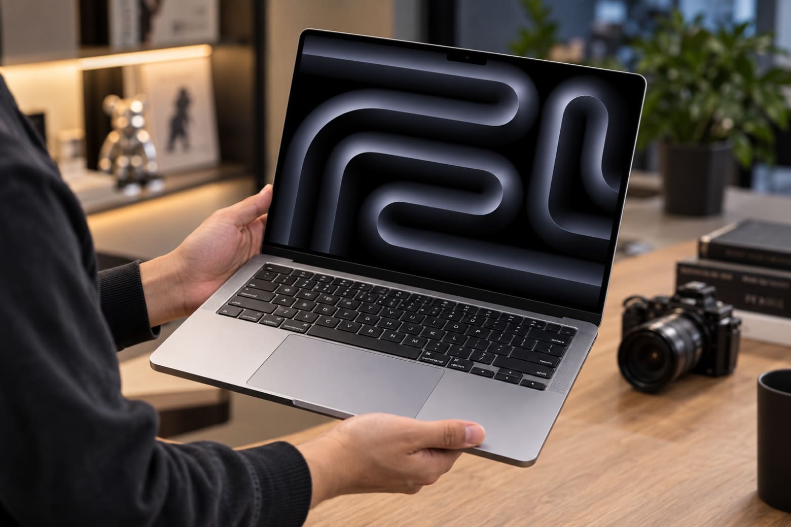 Trên tay MacBook Pro M5 Max có gì nổi bật? 10 Thiết kế đặc trưng kết hợp cấu hình mạnh mẽ bên trong