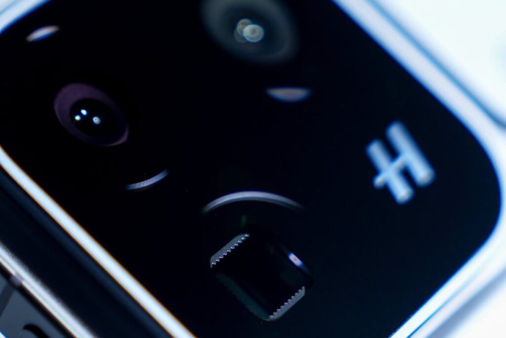 Đánh giá OPPO Find X10 Pro Max: Đột phá phần cứng và trải nghiệm thực tế 11 Cụm 3 camera 200MP hợp tác Hasselblad trên OPPO Find X10 Pro Max