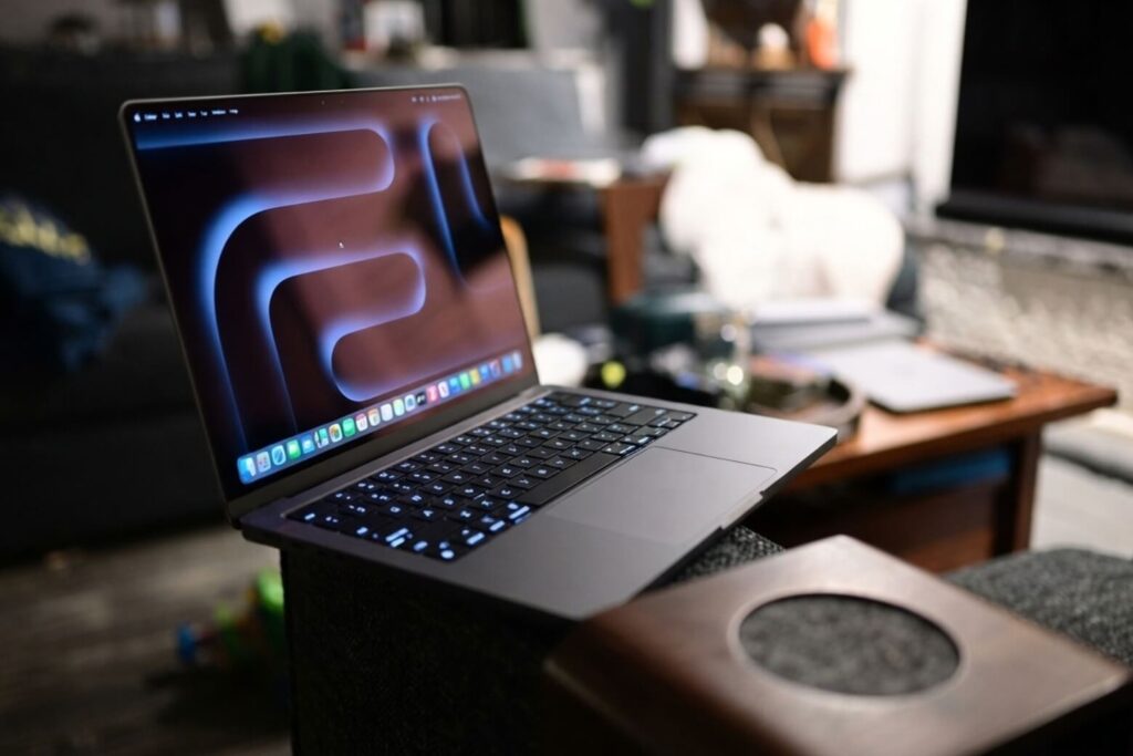 So sánh MacBook Pro M5 Max và MacBook Pro M4 Max: Đâu là điểm tựa hiệu năng cho dân chuyên nghiệp? 12 So sánh MacBook Pro M5 Max và MacBook Pro M4 Max: Đâu là điểm tựa hiệu năng cho dân chuyên nghiệp?