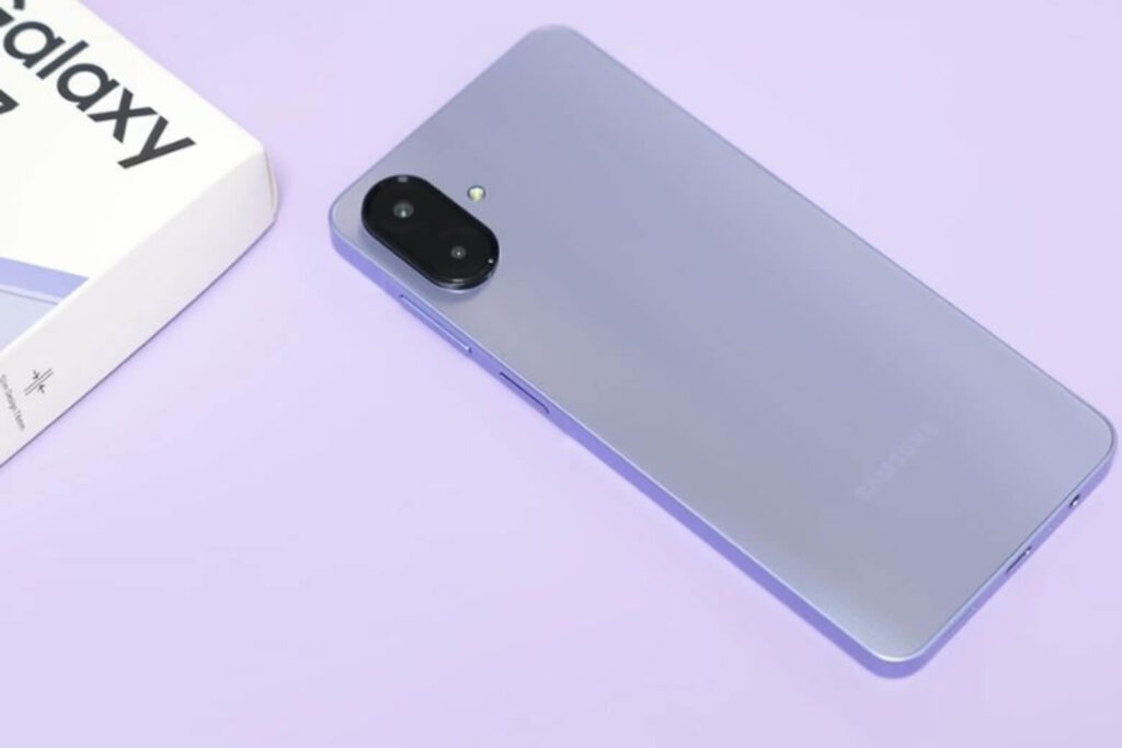 So sánh OPPO A6 và Samsung Galaxy A07 4G: Chọn pin 7000 mAh, kháng nước hay cập nhật 6 năm? 12 Samsung Galaxy A07 4G nổi bật với thiết kế mỏng nhẹ 184g, IP54, jack 3.5mm và khay 3 SIM/nhớ tiện dụng.