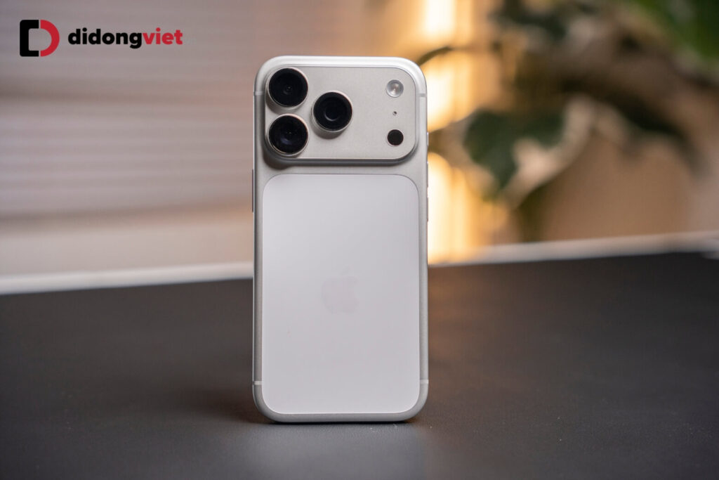 So sánh OPPO Find X10 và iPhone 17 Pro chi tiết về thông số và trải nghiệm thực tế 12 iPhone 17 Pro nổi bật với thiết kế gọn nhẹ 206g, dễ cầm một tay và chuẩn kháng nước IP68.