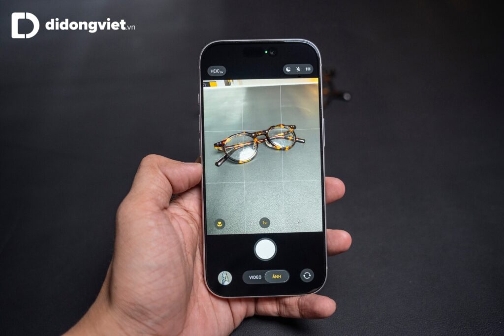 So sánh OPPO Find X10 và iPhone 17 Pro chi tiết về thông số và trải nghiệm thực tế 17 iPhone 17 Pro nổi bật với ba camera 48MP, quay video 4K 120fps và ProRes RAW.